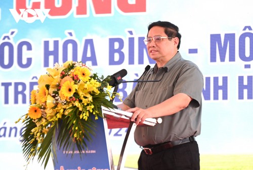 Premierminister Pham Minh Chinh nimmt am Spatenstich zum Bau der Hoa Binh-Moc Chau-Autobahn teil - ảnh 1