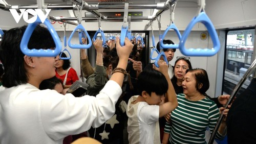 Metro-Linie 1 von Ho-Chi-Minh-Stadt befördert am Samstag mehr als 175.000 Fahrgäste - ảnh 1