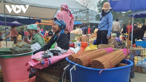Frühlingsmarkttag in Bergregion - ảnh 2