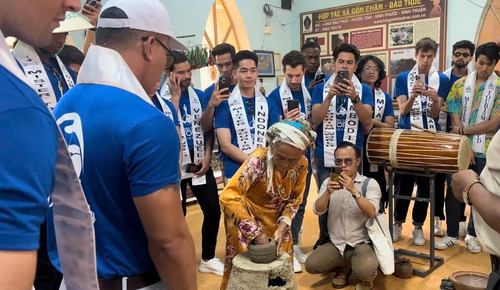 Keramikdorf Bau Truc empfängt 30 Kandidaten von Mister Tourism World - ảnh 1