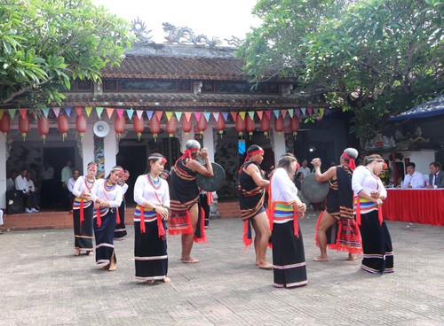 Die Ca-Dao-Tanzkunst und das Nga-Ra-Fest der Volksgruppe der Co in der Provinz Quang Ngai geehrt - ảnh 1