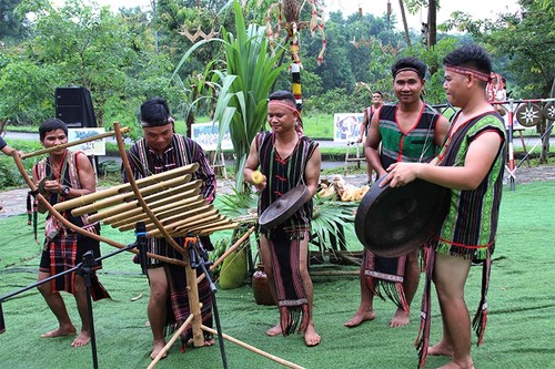 Kulturerlebnisse im Kultur- und Tourismusdorf der vietnamesischen Volksgruppen - ảnh 1