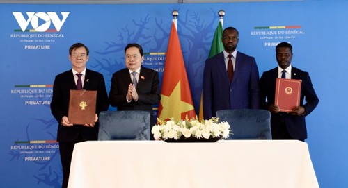 Parlamentspräsident Tran Thanh Man führt Gespräche Senegals Präsident Bassirou Diomaye Faye und Premierminister Ousmane  - ảnh 1