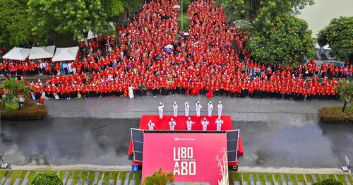 Mehr als 1.300 Senioren singen gemeinsam die Nationalhymne bei einer Veranstaltung zum Nationalfeiertag - ảnh 1