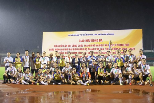 Fußballfreundschaftsspiel in Ho-Chi-Minh-Stadt: Fast 65.000 Euro für Kuba gespendet - ảnh 1