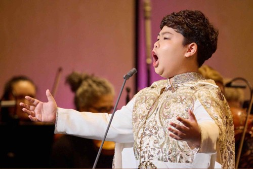 Der junge Opernsänger Duong Duc Hai singt mit dem US-Sinfonieorchester - ảnh 1