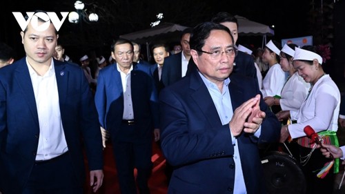 Premierminister Pham Minh Chinh ruft Unternehmen und Bevölkerung zur Unterstützung der Menschen in Zentralvietnam auf - ảnh 1