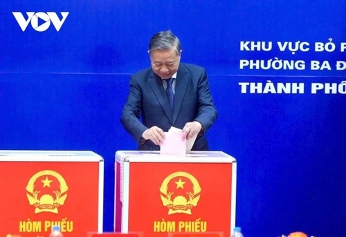 Mehr als 78 Millionen vietnamesische Wähler üben ihre Bürgerrechte und –pflichten am Festtag der Nation aus - ảnh 1