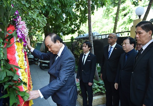 越南党政代表团前往古巴驻越大使馆吊唁古巴革命领袖菲德尔·卡斯特罗 - ảnh 1