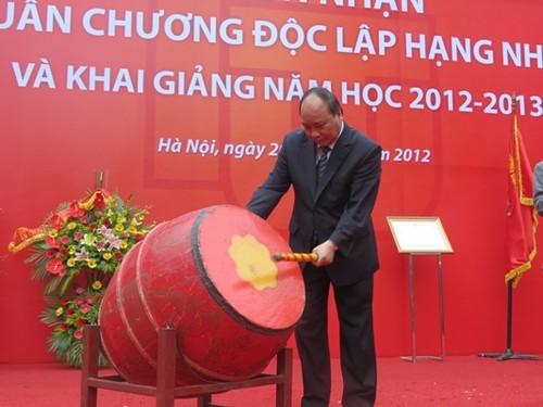 Vizepremierminister Phuc startet neues Schuljahr in der Außenhandelshochschule - ảnh 1