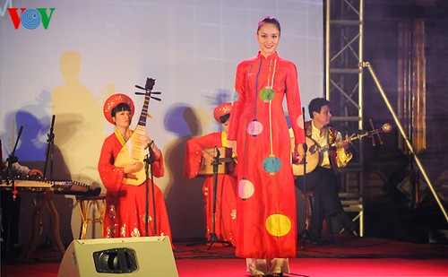 Ao Dai-Vorführung verbindet die Kulturen - ảnh 1