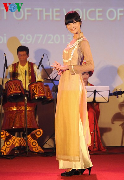 Ao Dai-Vorführung verbindet die Kulturen - ảnh 3