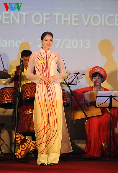 Ao Dai-Vorführung verbindet die Kulturen - ảnh 4