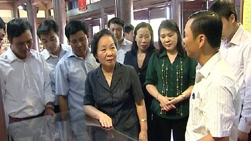 Vizestaatspräsidentin Nguyen Thi Doan überreicht Stipendien an arme Schüler in Thai Binh - ảnh 1