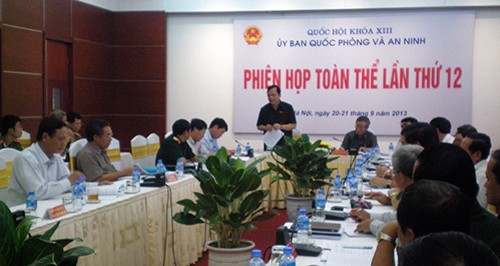 Parlamentsausschuss für Verteidigung und Sicherheit berät den Gesetzesentwurf über Ein- und Ausreise - ảnh 1