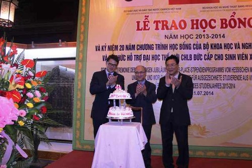 20 Jahre Stipendien des hessischen Wissenschaftsministeriums und des WUS für Studenten Vietnams - ảnh 1