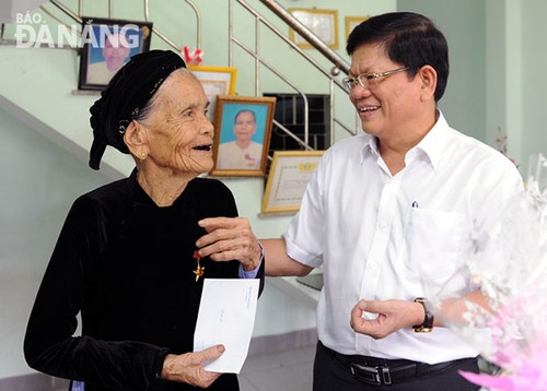 Ehrentag für Kriegsversehrte und -gefallene gefeiert - ảnh 1