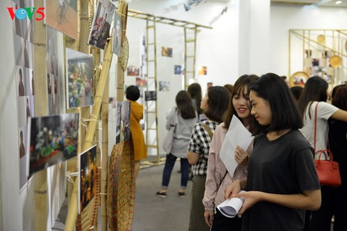 „An anderer Seite des Sturmauges” – eine Ausstellung zum Aufruf gegen häusliche Gewalt in Vietnam - ảnh 10