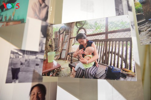 „An anderer Seite des Sturmauges” – eine Ausstellung zum Aufruf gegen häusliche Gewalt in Vietnam - ảnh 12
