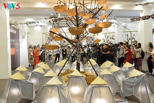 „An anderer Seite des Sturmauges” – eine Ausstellung zum Aufruf gegen häusliche Gewalt in Vietnam - ảnh 5