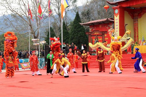 Dorffest Ngoc Tan mit folkloristischen Spielen - ảnh 1