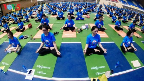 Feier zum internationalen Yoga-Tag - ảnh 1