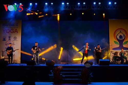 Knapp 1500 Menschen beteiligen sich an einer Yoga-Aufführung in Hanoi - ảnh 17