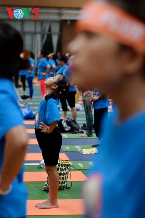 Knapp 1500 Menschen beteiligen sich an einer Yoga-Aufführung in Hanoi - ảnh 8