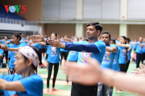 Knapp 1500 Menschen beteiligen sich an einer Yoga-Aufführung in Hanoi - ảnh 9