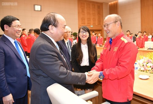 Premierminister Nguyen Xuan Phuc trifft Fußballnationalmannschaft - ảnh 1