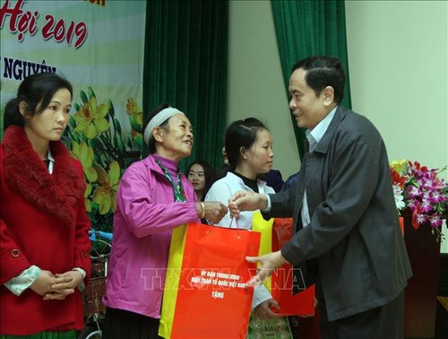 Hochrangige Politiker beglückwünschen Provinzen zum Tetfest - ảnh 1