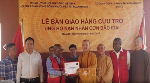 Vietnamesischer Buddhistenverband überreicht Hilfsgüter an Opfer des Zyklons Idai in Mosambik - ảnh 1