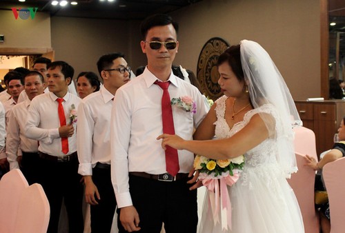Ehepaare mit Behinderung fahren hunderte Kilometer nach Hanoi für eine Gruppenhochzeit und Fotos - ảnh 10