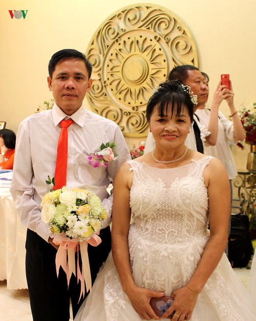 Ehepaare mit Behinderung fahren hunderte Kilometer nach Hanoi für eine Gruppenhochzeit und Fotos - ảnh 11