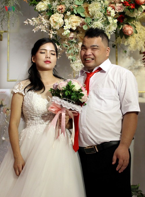 Ehepaare mit Behinderung fahren hunderte Kilometer nach Hanoi für eine Gruppenhochzeit und Fotos - ảnh 16