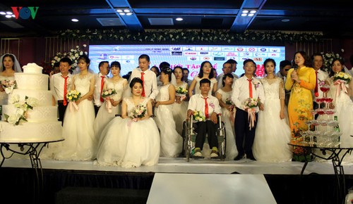 Ehepaare mit Behinderung fahren hunderte Kilometer nach Hanoi für eine Gruppenhochzeit und Fotos - ảnh 1
