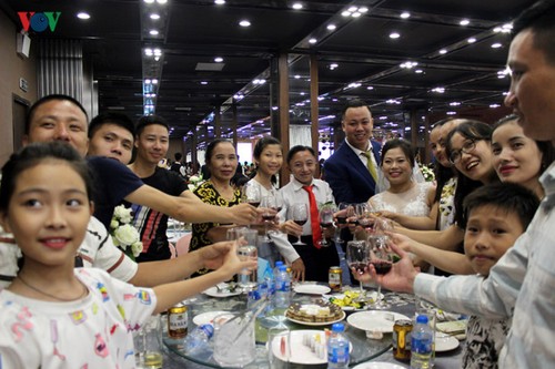 Ehepaare mit Behinderung fahren hunderte Kilometer nach Hanoi für eine Gruppenhochzeit und Fotos - ảnh 20