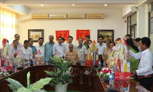 Leiter des Zentralkomitees für Aufklärung und Erziehung überreicht Geschenke zum Tet an bedürftige Familien in Dong Nai - ảnh 1