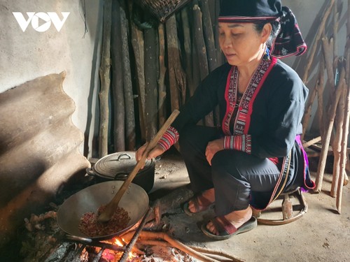 Sitte “Insekten töten” der Roten Dao in der Provinz Yen Bai - ảnh 2