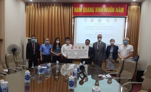 Übergabe von 190.000 Antigen-Schnelltests von vier deutschen Bundesländern an Vietnam - ảnh 1