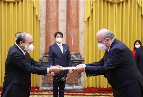 Staatspräsident Nguyen Xuan Phuc trifft neue Botschafter einiger Länder - ảnh 1