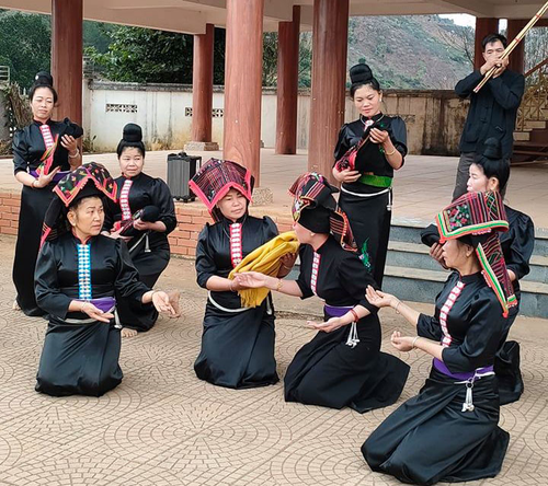 Bewohner im Dorf Hin bemühen sich um Bewahrung der traditionellen Kulturwerte - ảnh 1