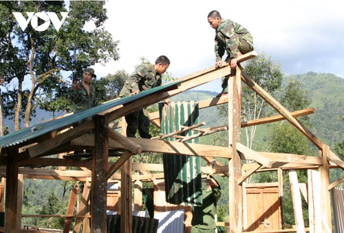 Fallendes Laub und die Einwanderung der Volksgruppe der La Hu unter den Bergen - ảnh 1