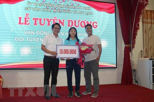 Fußballnationalspielerin Huynh Nhu in der Heimat Tra Vinh gewürdigt - ảnh 1