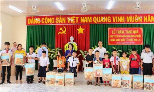 Kinder aus schwierigen Verhältnissen bekommen Geschenke - ảnh 1