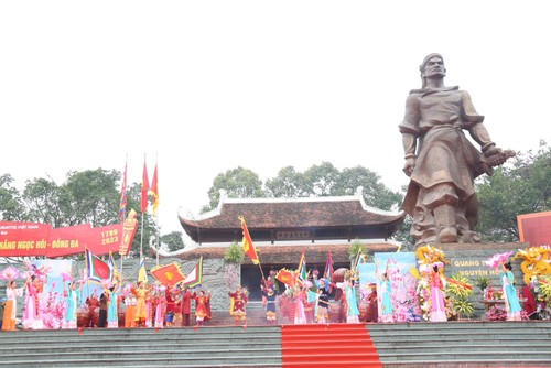 Den Sieg in Ngoc Hoi-Dong Da gefeiert - ảnh 1