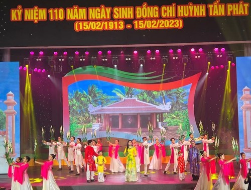 Ben Tre: Sonderkunstprogramm über Huynh Tan Phat - ảnh 1