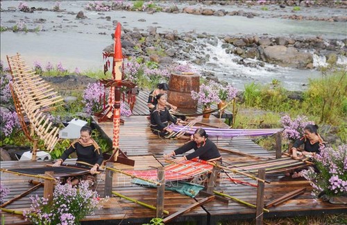 Kunstprogramm mit Brokatmoden der Volksgruppen in Dak Lak - ảnh 1