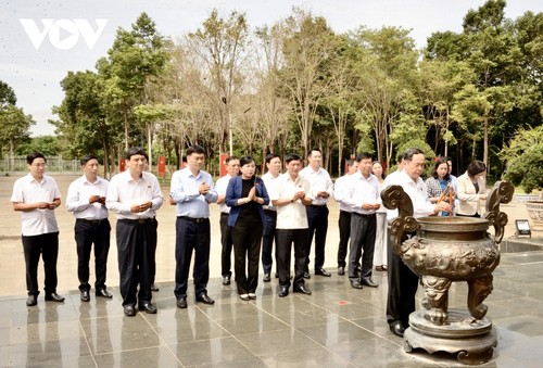 Parlamentspräsident Tran Thanh Man besucht verdienstvolle Familien in Binh Phuoc - ảnh 1