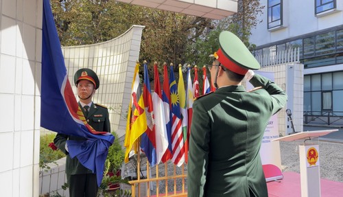 Zeremonielles Hissen der ASEAN-Flagge in Frankreich - ảnh 1